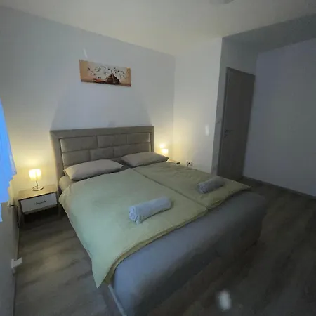 Apartma Dzana *